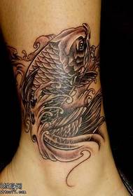 patrón de tatuaje de calamar blanco y negro de pierna