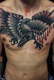 胸前的野鹰纹身图案