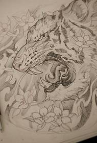 tradisjonelt tatoveringsmanuskript for tiger og blomster