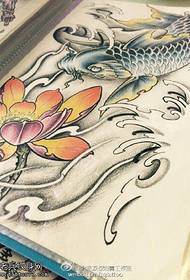 Làmh-sgrìobhainn tatù carp Lotus