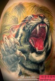 brazo un patrón de tatuaxe de cabeza de tigre fresco e fermoso