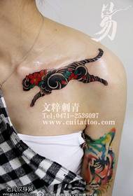 modellu di tatuaggi di tigre di spalla in stile chinesa