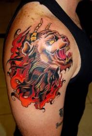 Модел во тетоважа на лавови во боја на раката