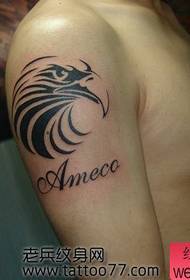 patrón de tatuaje de águila tótem dominante del brazo