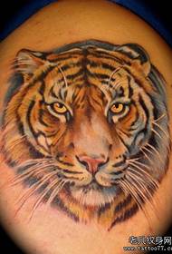 un patrón de tatuaxe de cabeza de tigre