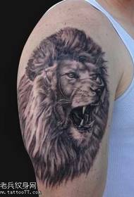 wzór tatuażu ramię lwa króla