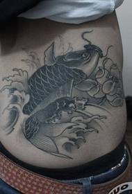 腰部美麗的水墨畫的魷魚紋身