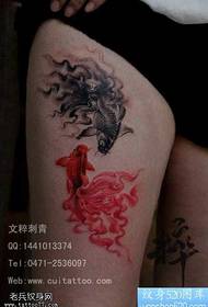 patrón de tatuaje de calamar negro rojo pierna