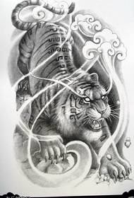 un modello di tatuaggio tigre prepotente