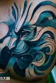 krūšu tintes lauvas tetovējuma raksts