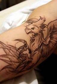 Model de tatuaj cu vulturul dominator al brațului