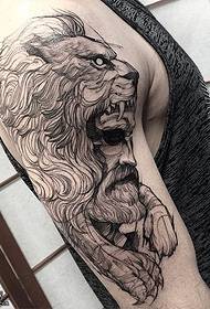 patrón de tatuaxe de león en punta de ombreiro