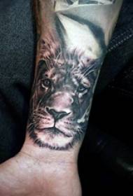 Lion King tatuaje abstraktua eta lerroa lehoi erregearen tatuaje ereduarekin konbinatuta