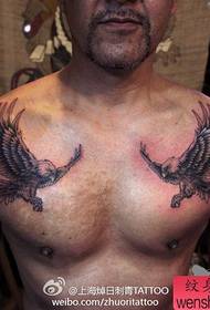 patrón de tatuaje de águila fresca en el pecho delantero masculino