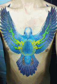 imagen de patrón de tatuaje de águila de pecho guapo