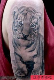 ramię ładny mały wzór tatuażu Tygrys