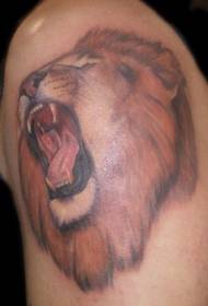 image de tatouage lion rugissant couleur épaule