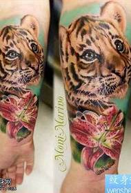Arm kleur Tiger Tattoo patroon
