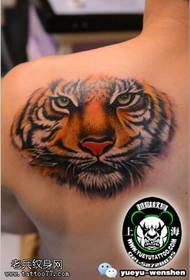 padrão realista realista de tatuagem de tigre no ombro