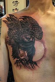 Арольны малюнак татуіроўкі на грудзях