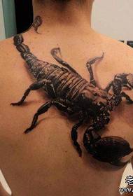 tilbake dominerende kule skorpion tatoveringsmønster