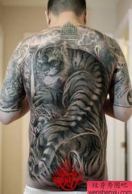 Male kumbuyo kutchuka wotchuka kwathunthu mapiri tiger tattoo