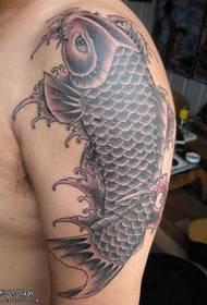 patrón de tatuaje de calamar negro brazo