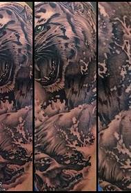 Tiger spuitet tattoo patroan op it skouder