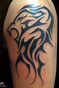 hermoso patrón de tatuaje de tótem de león en el brazo