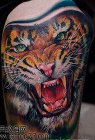 um padrão de tatuagem de cabeça de tigre com uma perna dominadora