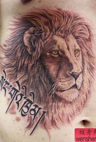 patrón de tatuaxe de cabeza de león domineering abdominal fresco