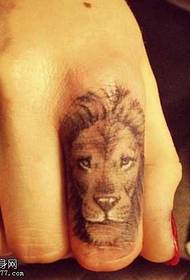 Modello di tatuaggio avatar leone dito