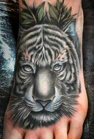 добре изглеждащ модел на татуировка на тигър