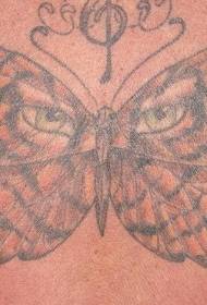 Тигрове очи са узорком тетоваже лептира