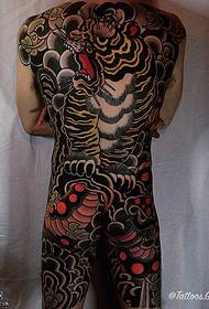 Europski stil leđa tigar tetovaža uzorak