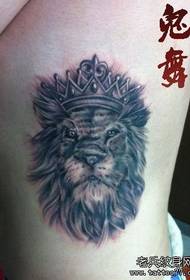 peito do lado da menina um rei leão Padrão de tatuagem
