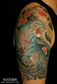 rameno modrý tigrie tetovanie vzor