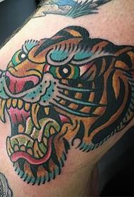 Faarf Tiger Tattoo Muster op Knéi
