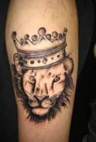 modeli shumë i lezetshëm i tatuazheve të luanit dhe kurorës