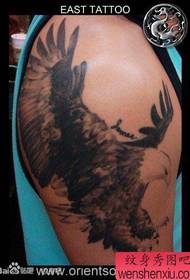 男性手臂帅气流行的老鹰纹身图案