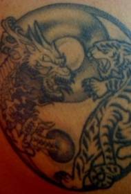 Dragon ceann agus yang gossip dragan agus patrún tattoo Tíogair ag troid