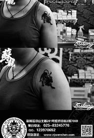 mandlig arm klassisk smuk totem løve tatoveringsmønster