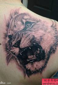 manliga axlar cool cool dominerande lejonhuvud tatuering mönster