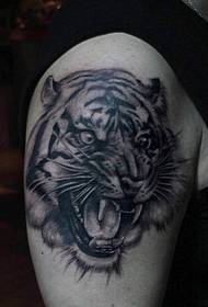 lengan dominan tiger head tatu corak