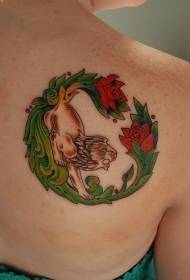 épaule féminine couleur lion et tatouage rose