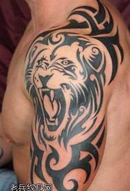 arm dominante leeuw totem tattoo patroon