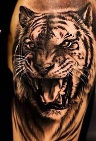 immagine feroce del tatuaggio della grande tigre di colore