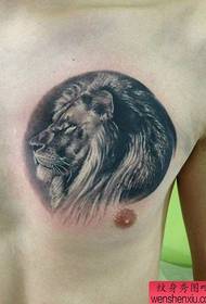 mężczyzna w klatce piersiowej super przystojny klasyczny wzór tatuażu głowy lwa