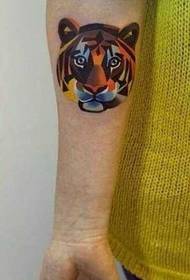 kar színű tigris fej tetoválás minta