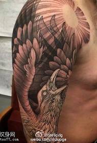 wzór tatuażu orzeł na ramieniu